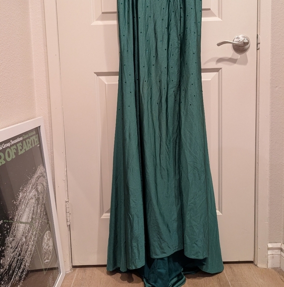 Ladivine by Cinderella Divine Off the Shoulder Emerald Green Gown Size 6 - Picture 5 of 11